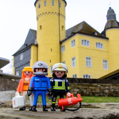Schon im September 2019 sorgte der Künstler Oliver Schaffer mit seinen Playmobil-Dioramen auf Schloss Homburg in Nümbrecht für so manchen Hingucker. Jetzt kehrt der Hamburger dorthin zurück. Unser Foto zeigt drei Figuren vor der Schlosskulisse.