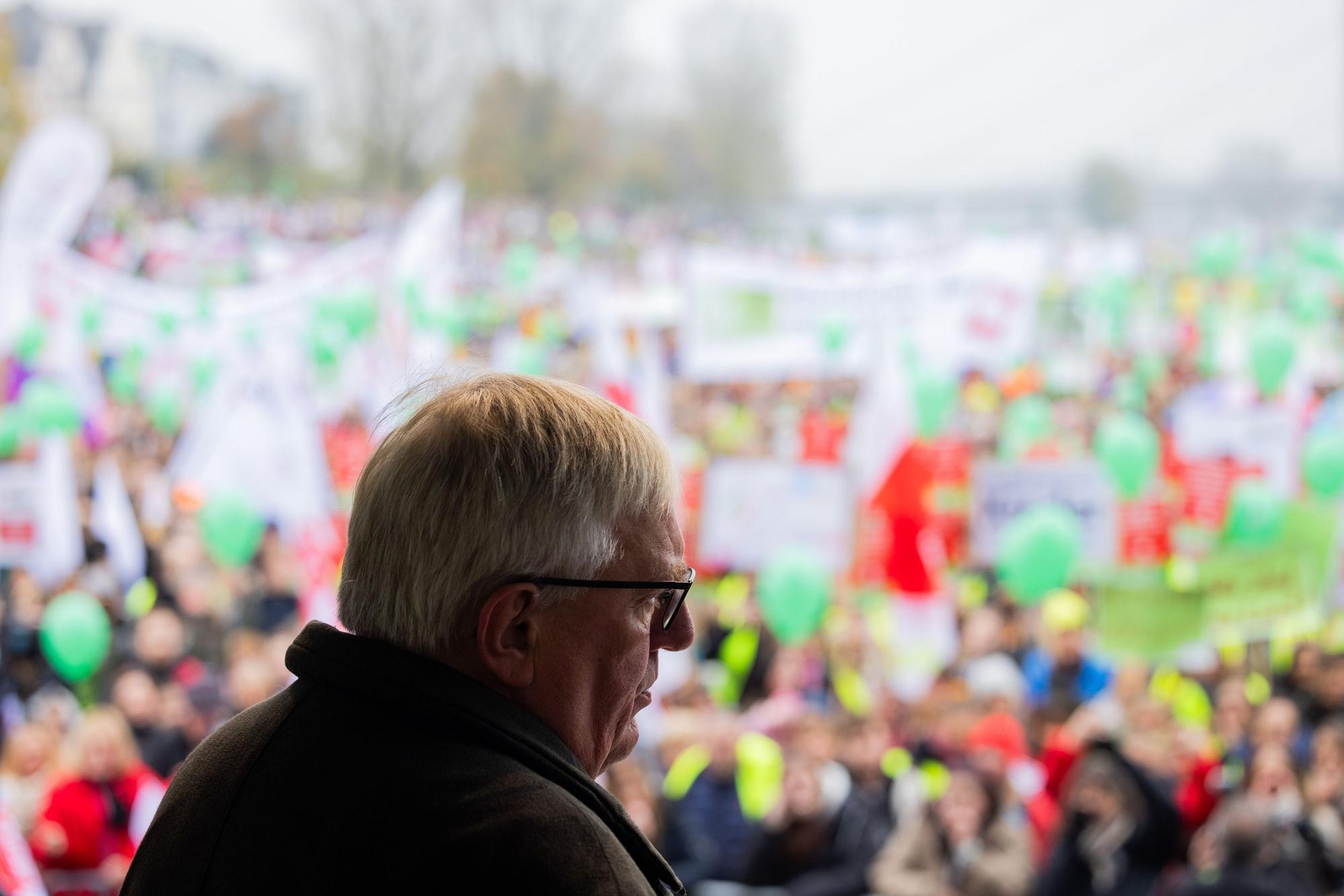 Düsseldorf: Karl-Josef Laumann (CDU), Minister für Arbeit, Gesundheit und Soziales des Landes Nordrhein-Westfalen, spricht bei einer Kundgebung von Wohlfahrtverbänden gegen geplante Kürzungen der Landesregierung auf den Oberkasseler Rheinwiesen.