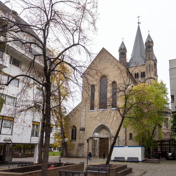 Groß St. Martin ist eine der zwölf großen romanischen Kirchen in Köln.