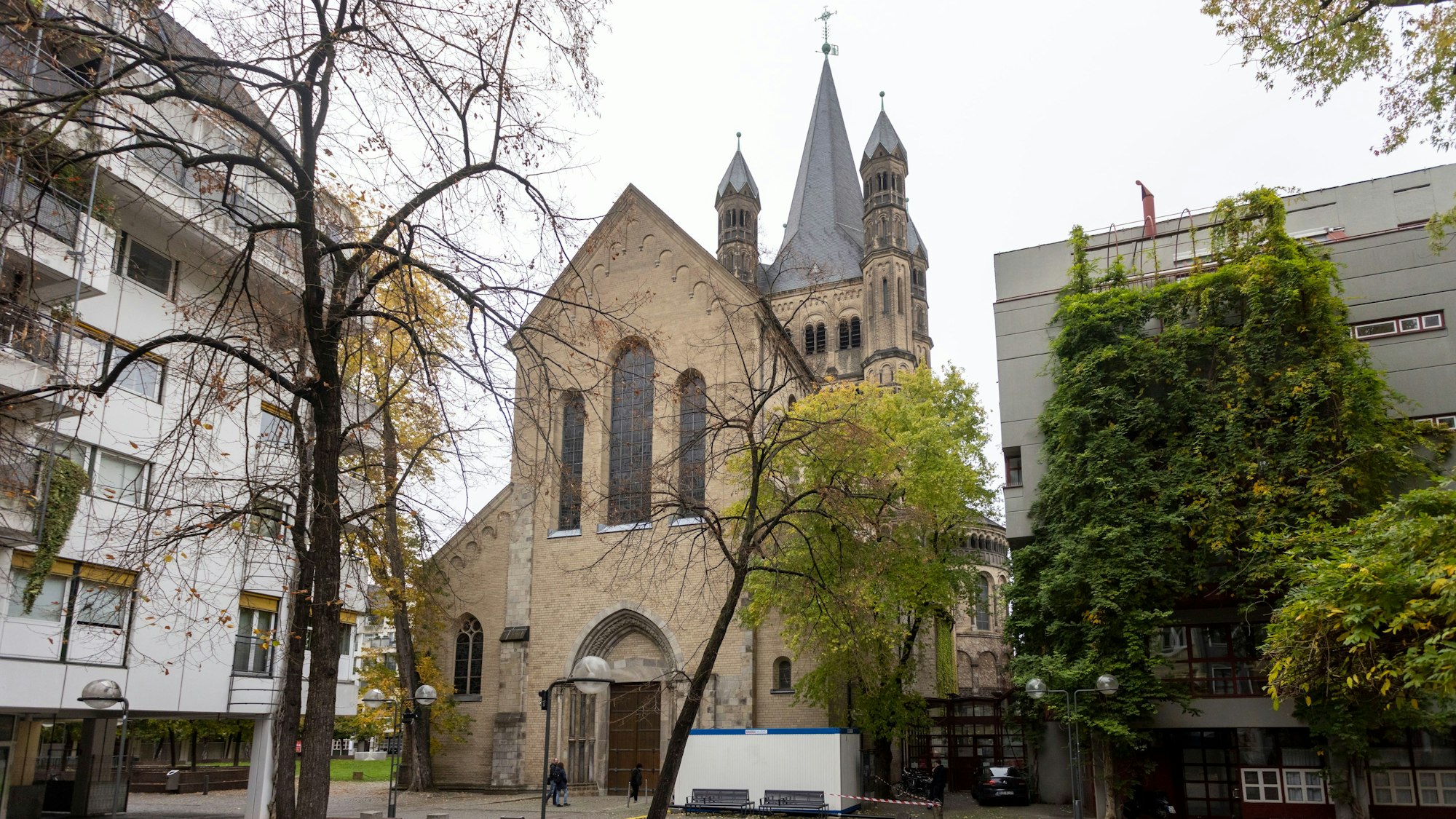 Groß St. Martin ist eine der zwölf großen romanischen Kirchen in Köln.