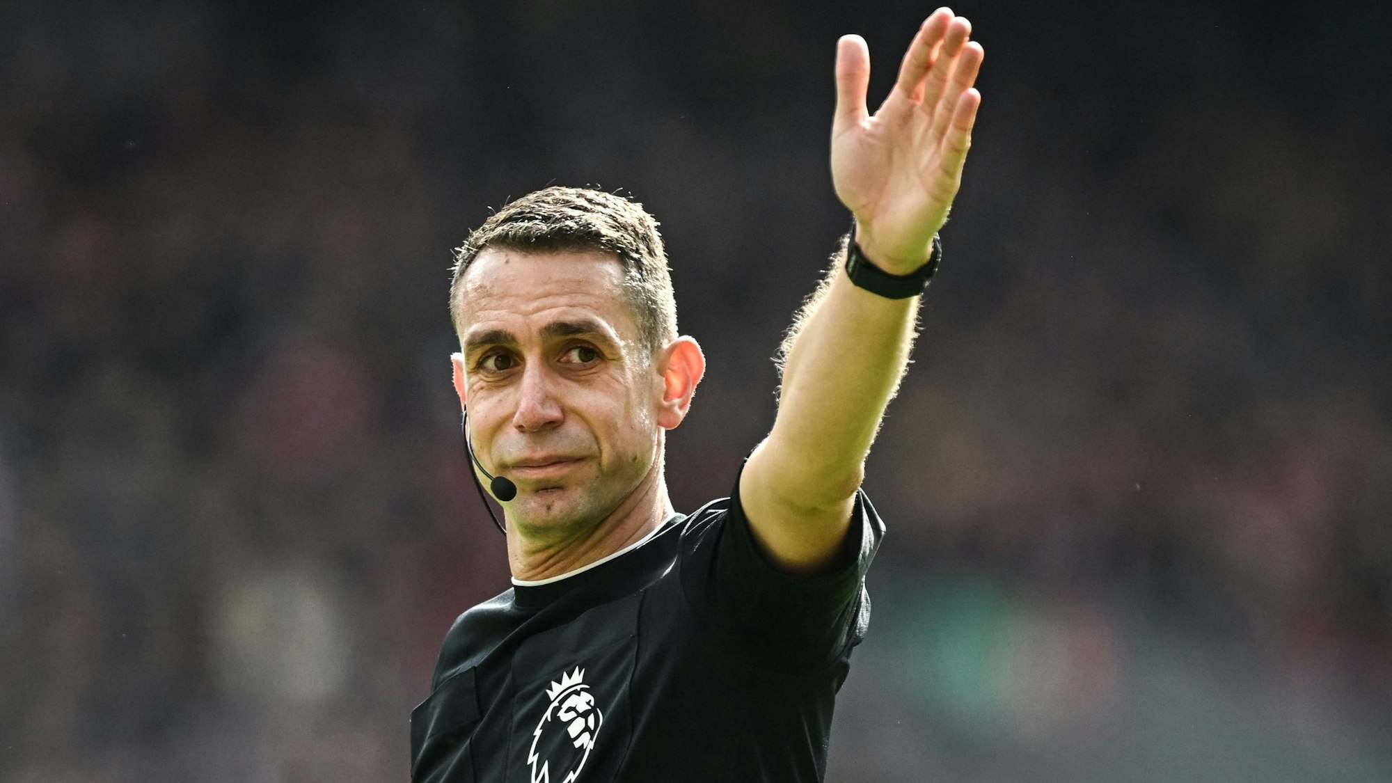 Die Europäische Fußball-Union UEFA hat im Zusammenhang mit dem Wirbel um zwei Videos Ermittlungen gegen den bereits suspendierten britischen Schiedsrichter David Coote aufgenommen.