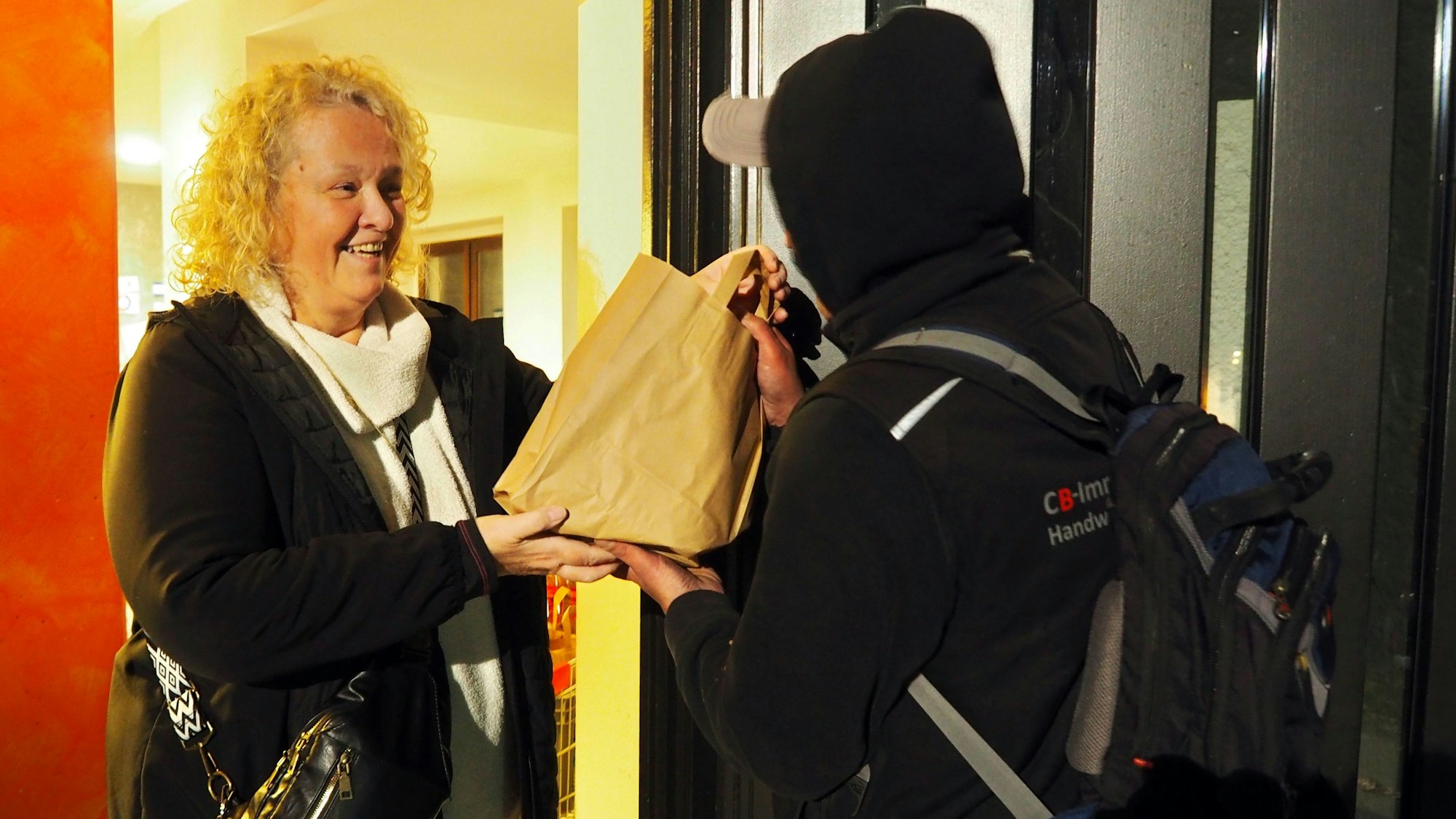 Jeden Dienstagabend geben ehrenamtliche Helfer – hier Ulrike Pickert – an der Melanchthonkirche in Zollstock Lebensmitteltüten ab.
