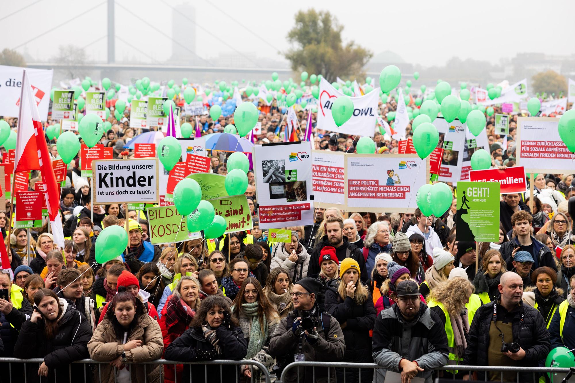 Deutlich mehr Andrang als erwartet herrschte auf den Düsseldorfer Rheinwiesen. dpa
