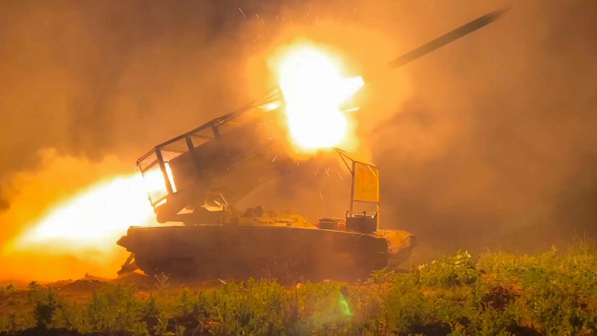 Ein vom russischen Verteidigungsministerium veröffentlichtes Bild soll einen Raketenwerfer in der Region Kursk bei Angriffen am Mittwoch zeigen.