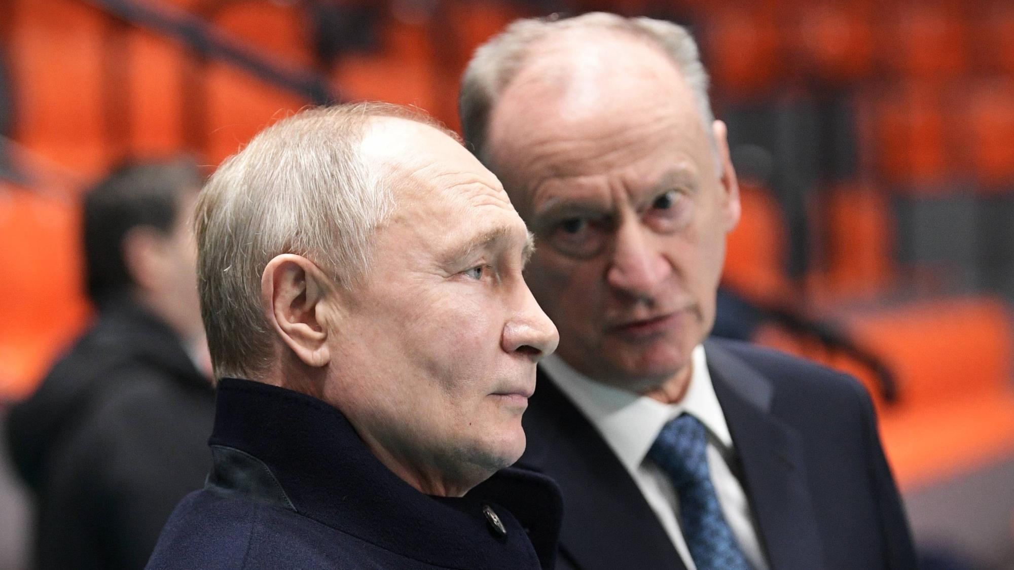 Kremlchef Wladimir Putin (l.) zusammen mit seinem Berater Nikolai Patruschew. (Archivbild)