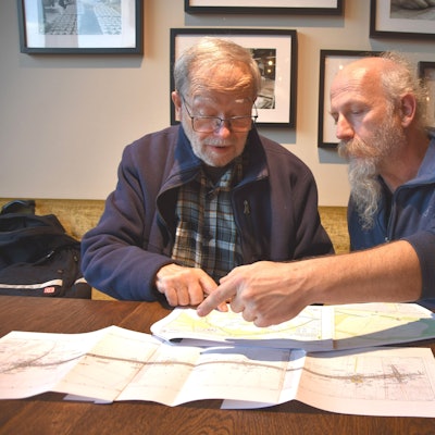 Anhand von Lageplänen zeigen Wolfram Werner Franke (l.) und Peter Hirseler die mögliche Nutzung der K22n durch die Feuerwehr auf.