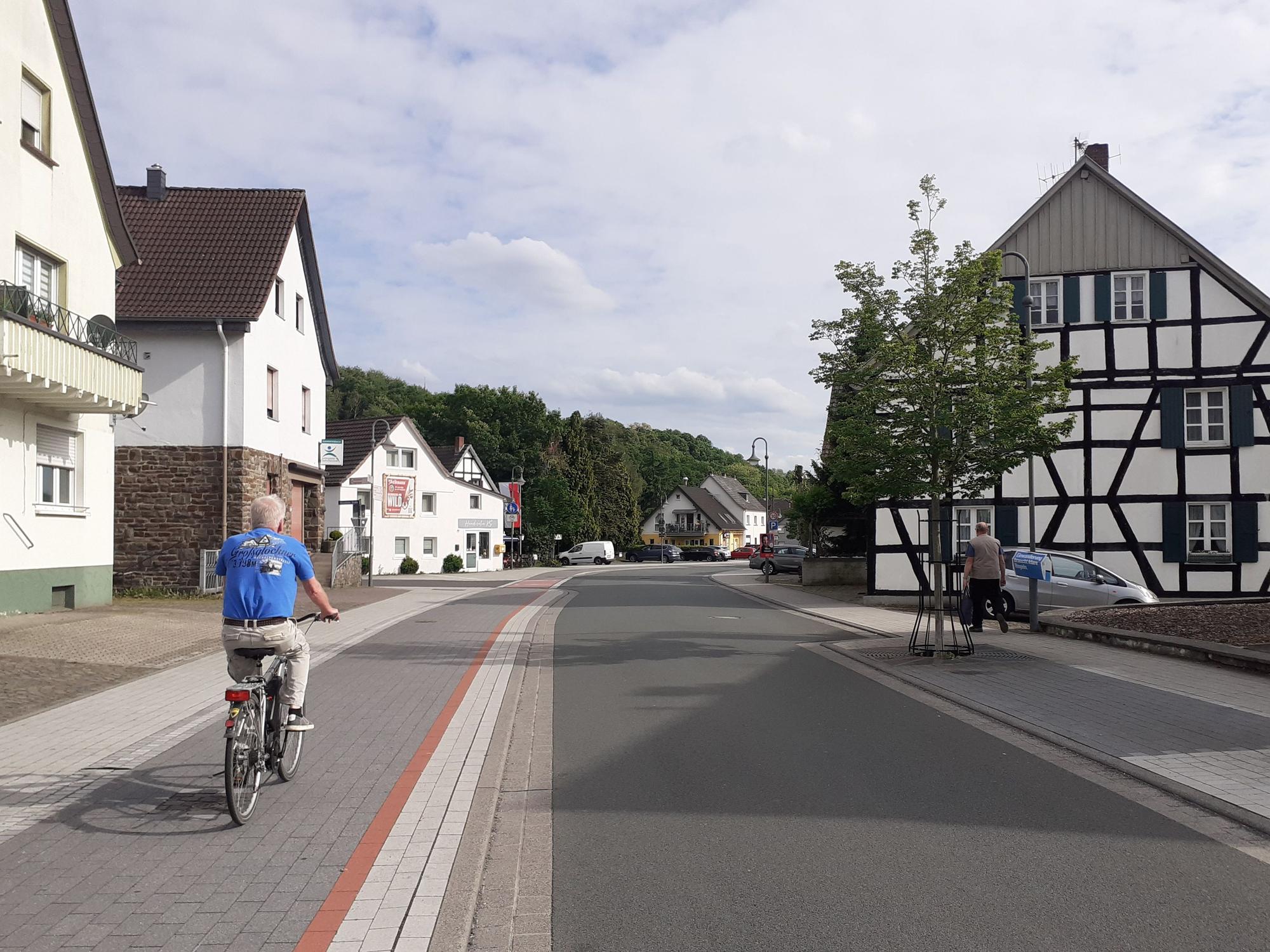 Eine Straße mit breitem Radweg und Fahrbahnverengungen