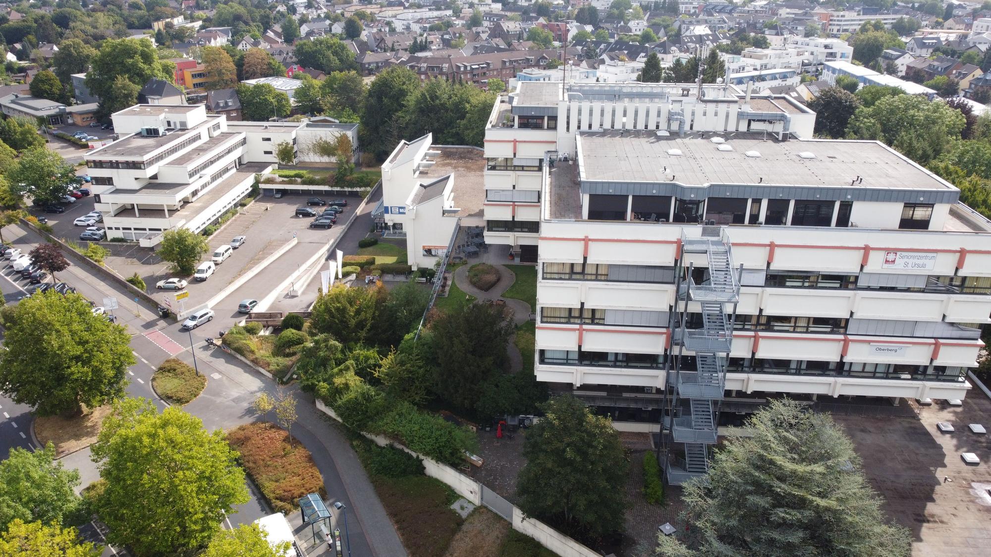 Die Luftaufnahme zeigt das ehemalige Kreishaus mit Nebengebäude.