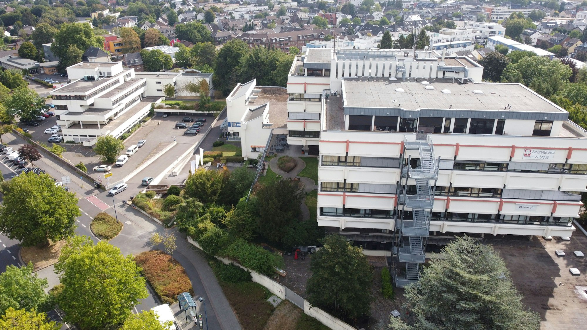 Die Luftaufnahme zeigt das ehemalige Kreishaus mit Nebengebäude.