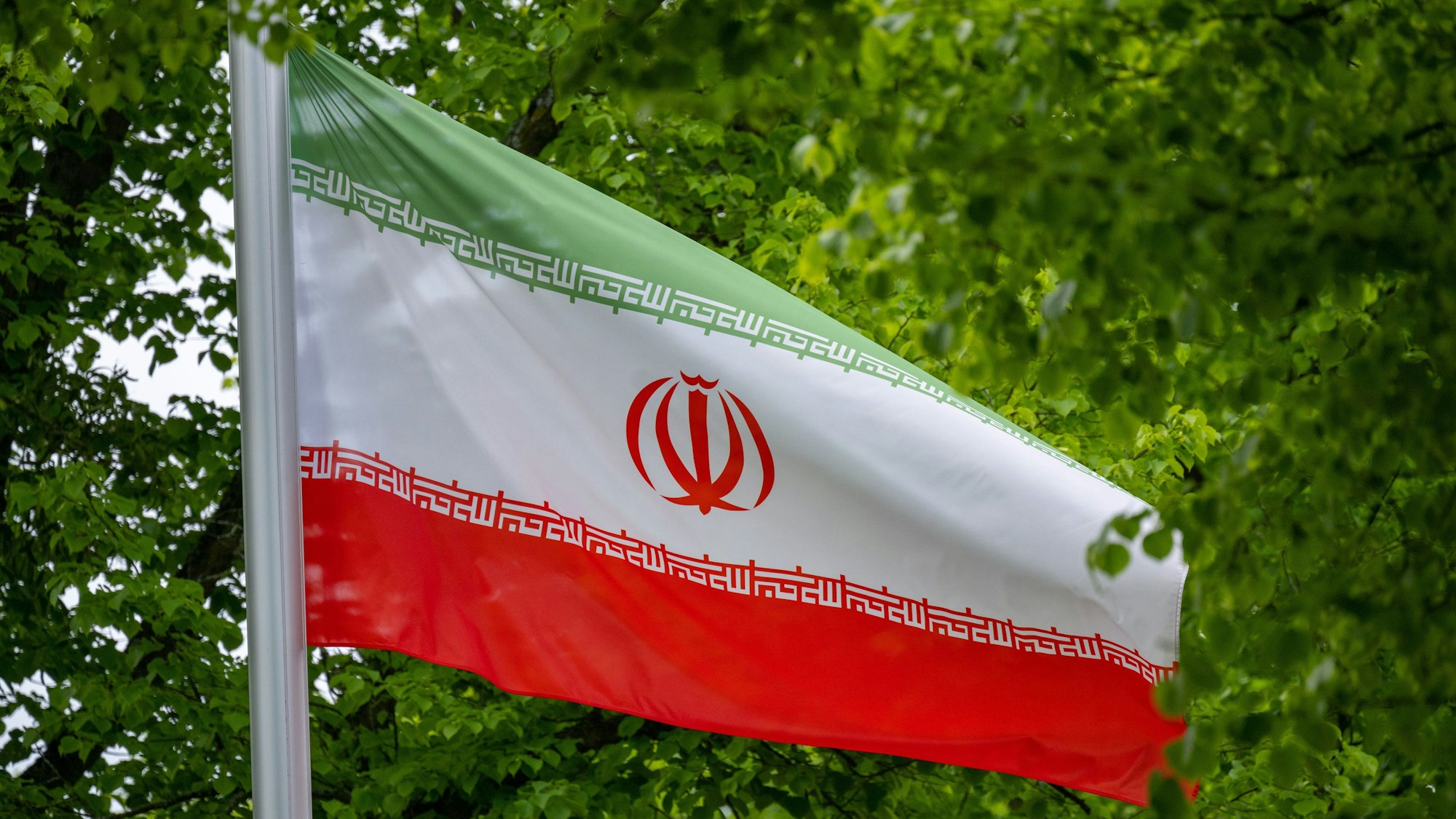 Die Flagge der Islamischen Republik Iran weht im Wind