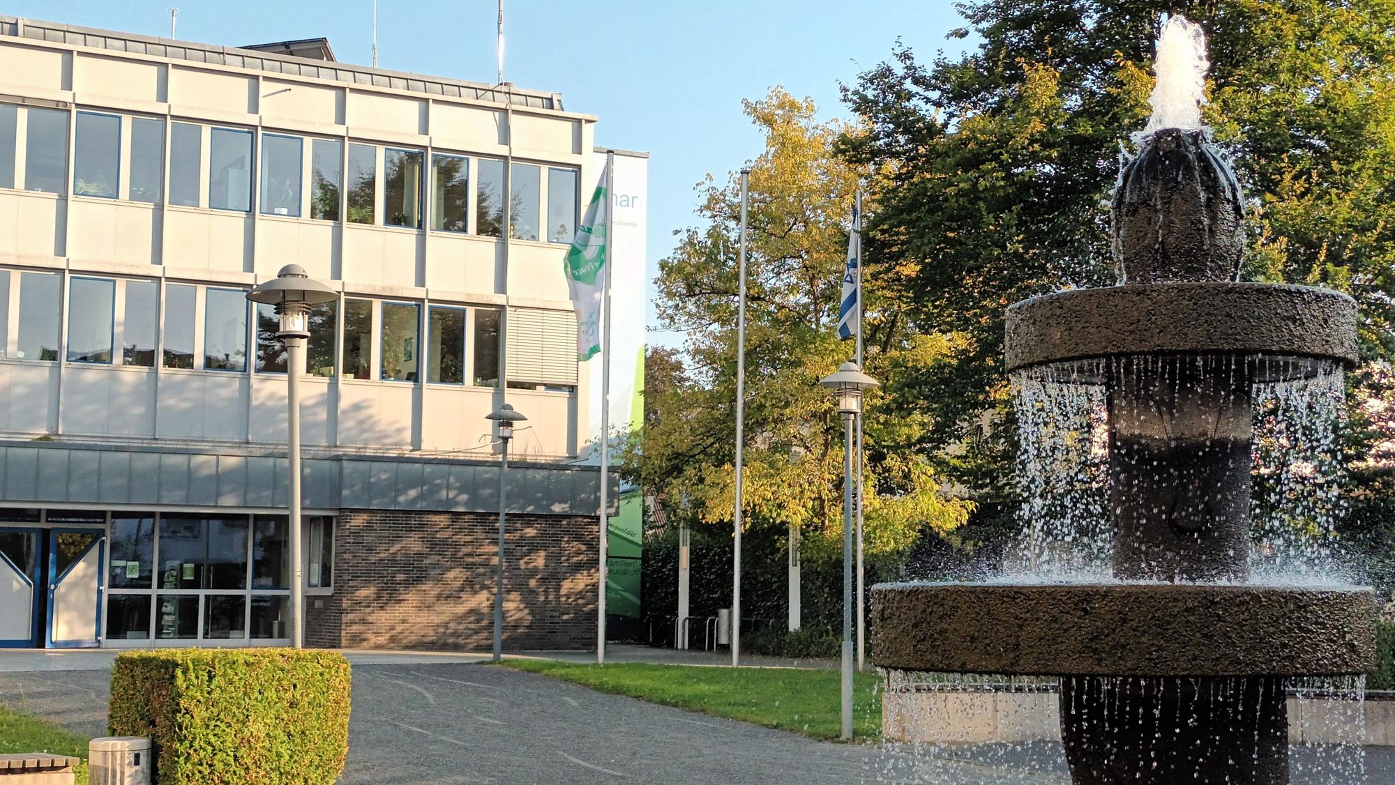 Vor einem Gebäude sprudelt ein Brunnen