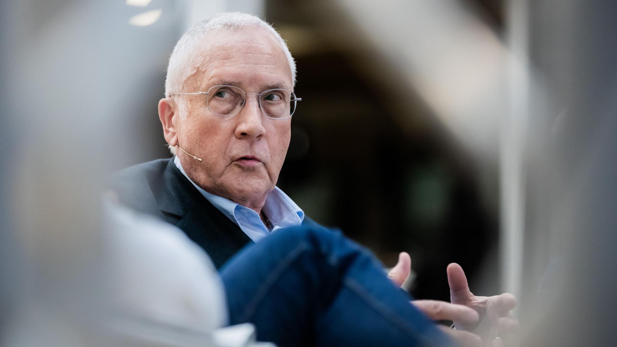 Manfred Güllner, Geschäftsführer des Forsa-Instituts, nimmt an einer Gesprächsrunde teil.