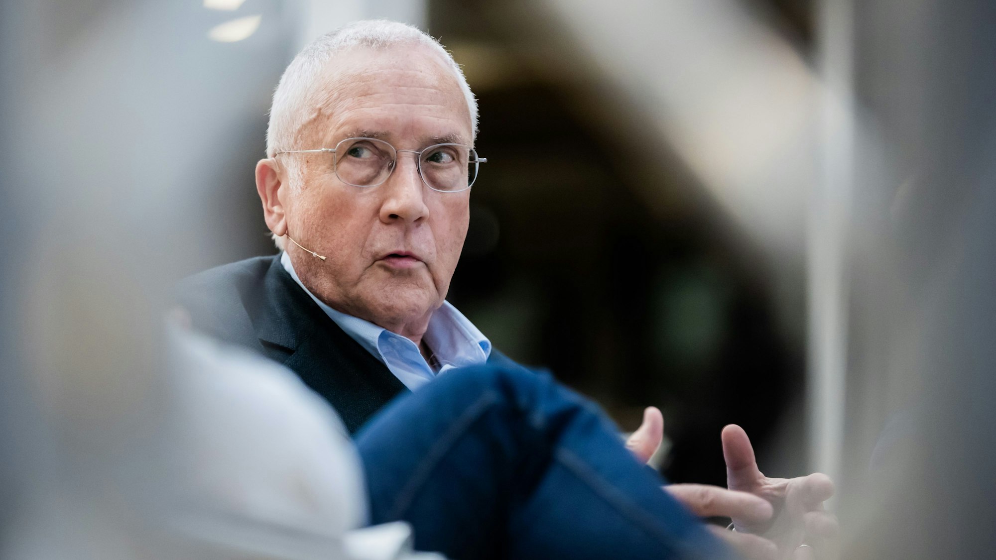 Manfred Güllner, Geschäftsführer des Forsa-Instituts, nimmt an einer Gesprächsrunde teil.