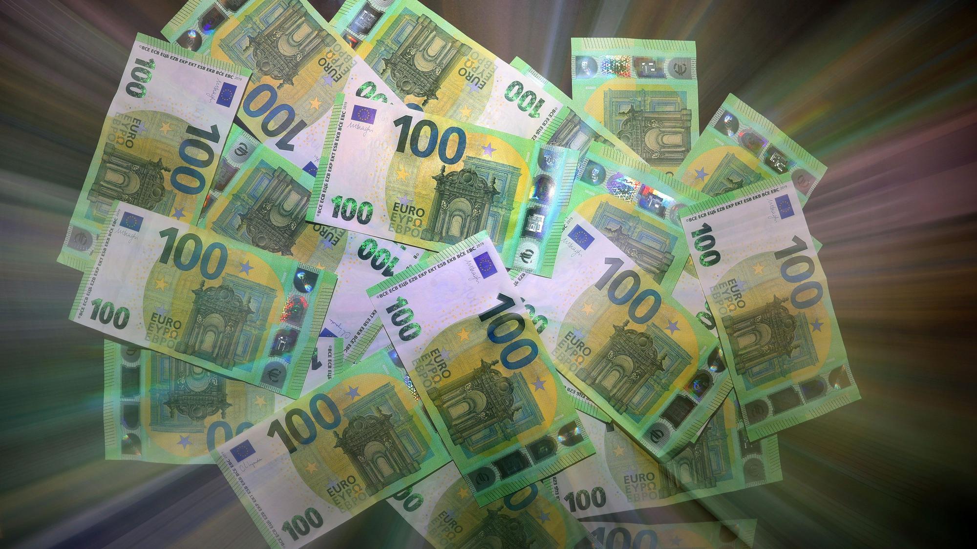 ARCHIV - 27.05.2021, Bayern, Augsburg: Eine 100 Euro Banknoten liegen auf einem Tisch (Zoomeffekt). (zu dpa: «Sparkassenpräsident Neth: Sparen lohnt sich wieder») Foto: Karl-Josef Hildenbrand/dpa +++ dpa-Bildfunk +++