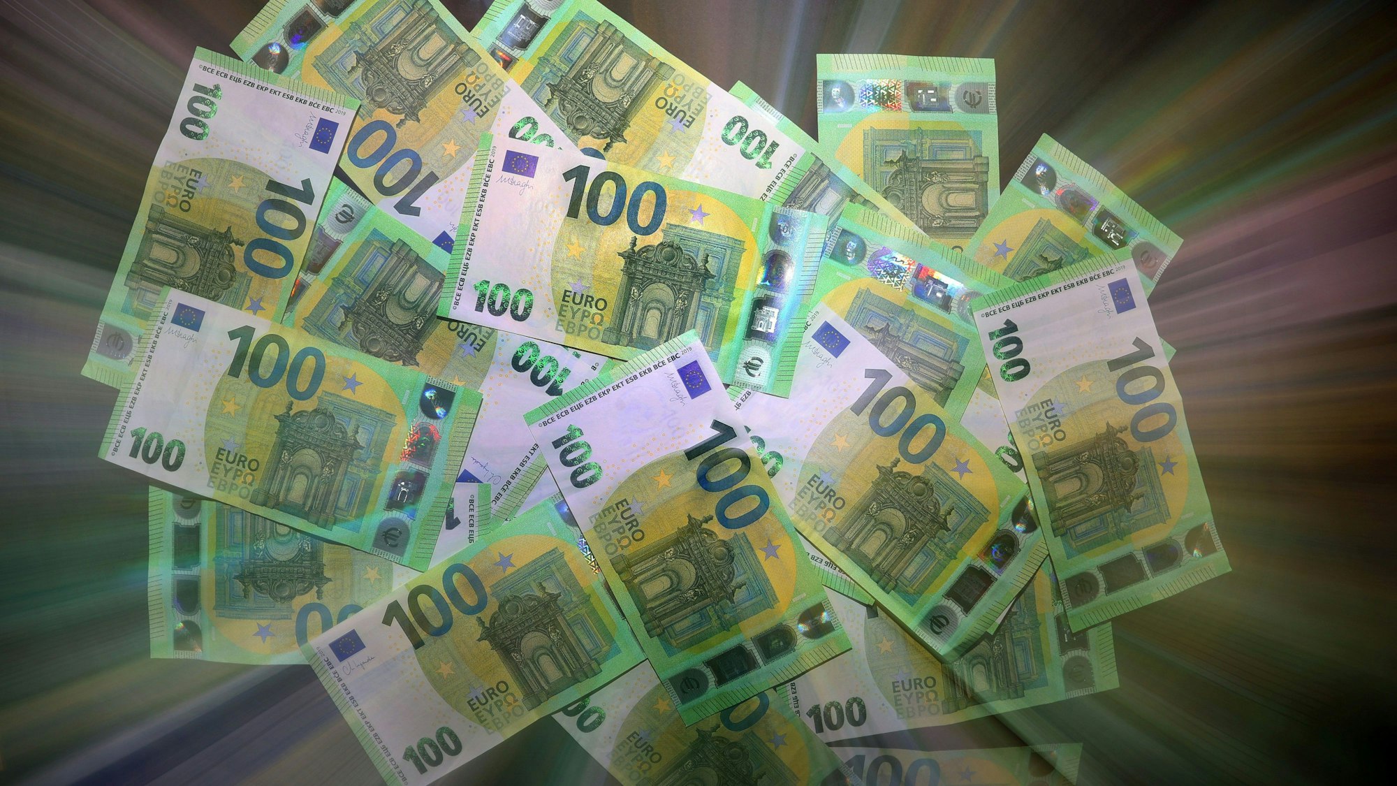 ARCHIV - 27.05.2021, Bayern, Augsburg: Eine 100 Euro Banknoten liegen auf einem Tisch (Zoomeffekt). (zu dpa: «Sparkassenpräsident Neth: Sparen lohnt sich wieder») Foto: Karl-Josef Hildenbrand/dpa +++ dpa-Bildfunk +++