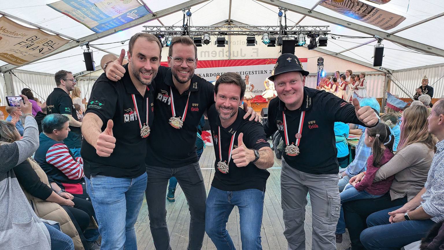 Das Kardorfer Dreigestirn für die Session 2025/2026 in Lauerstellung: (v.l.) Jungfrau Olivia (Thomas Schmitz), Prinz Henning I. (Bargmann), Bauer Tim (Reischke) und Prinzenführer Christian Kretschmann.