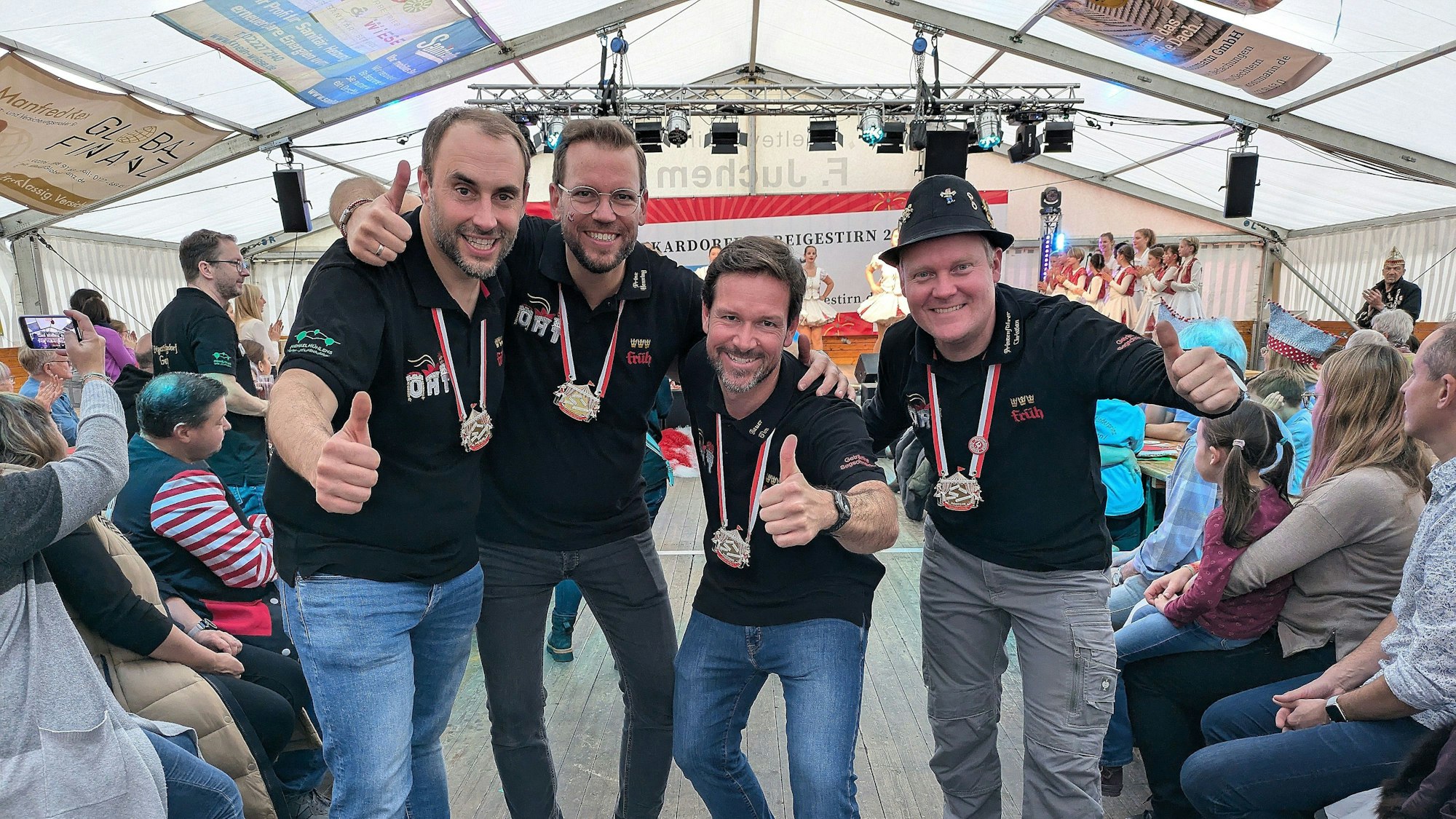 Das Kardorfer Dreigestirn für die Session 2025/2026 in Lauerstellung: (v.l.) Jungfrau Olivia (Thomas Schmitz), Prinz Henning I. (Bargmann), Bauer Tim (Reischke) und Prinzenführer Christian Kretschmann.