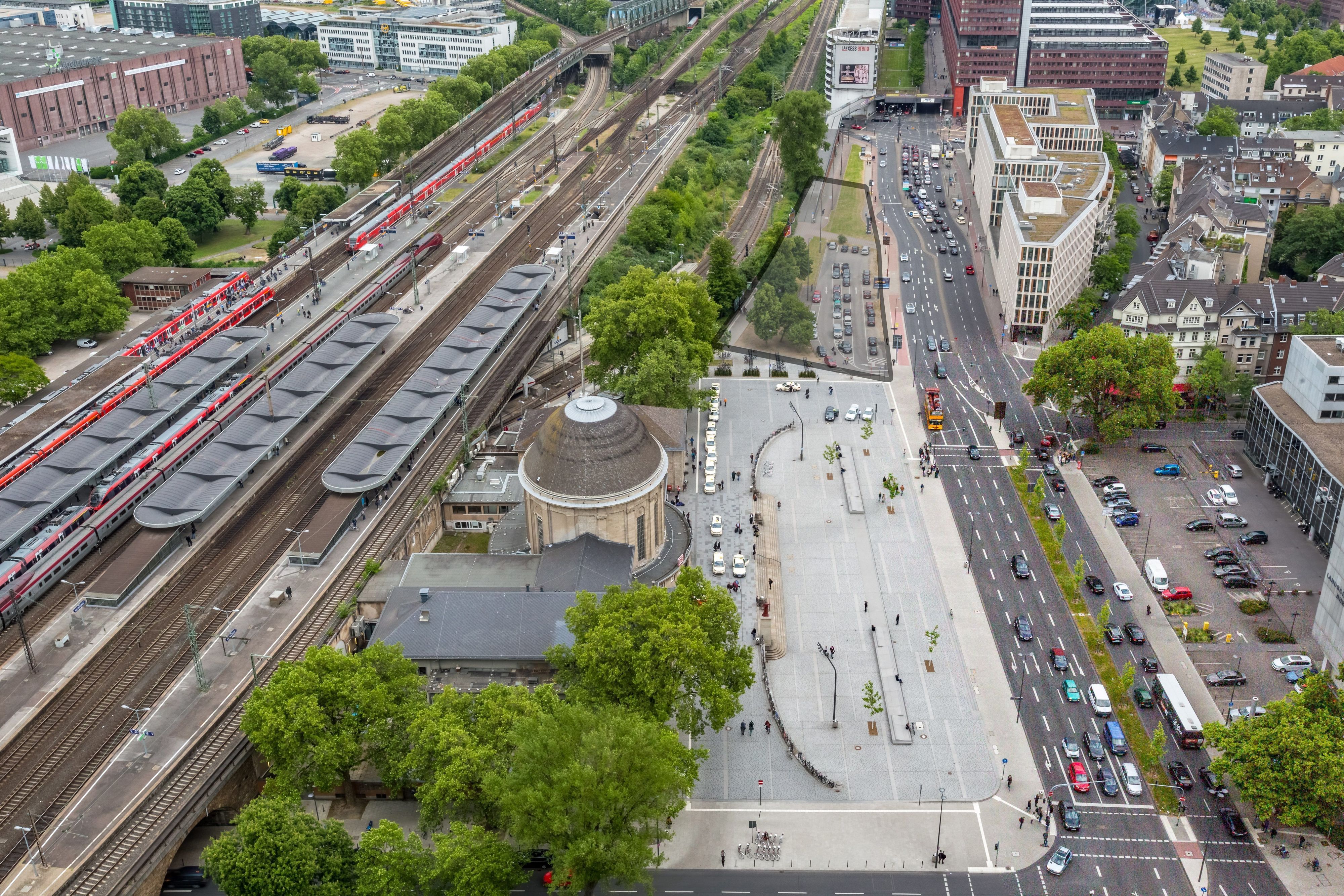 (HDR) COLOGNE, GERMANY - MAY 29: Der Bahnhof Deutz/Messe mit dem Ottoplatz sowie der Koelnarena (Lanxess Arena) im Hintergrund aufgenommen am Freitag (29.05.2015) in Koeln vom LVR Turm (Kölntriangle / Koelntriangle) aus. Rechts verlaeuft die L111 Mindener Straße, links sind Messehallen der koelnmesse sowie der Barmer Platz zu sehen.  (Photo by Matthias Heinekamp) K e y s: Luftbild, Uebersicht, Bahnhof, Platz, Bahngleise, Infrastruktur, Strasse *this picture has been digital altered*