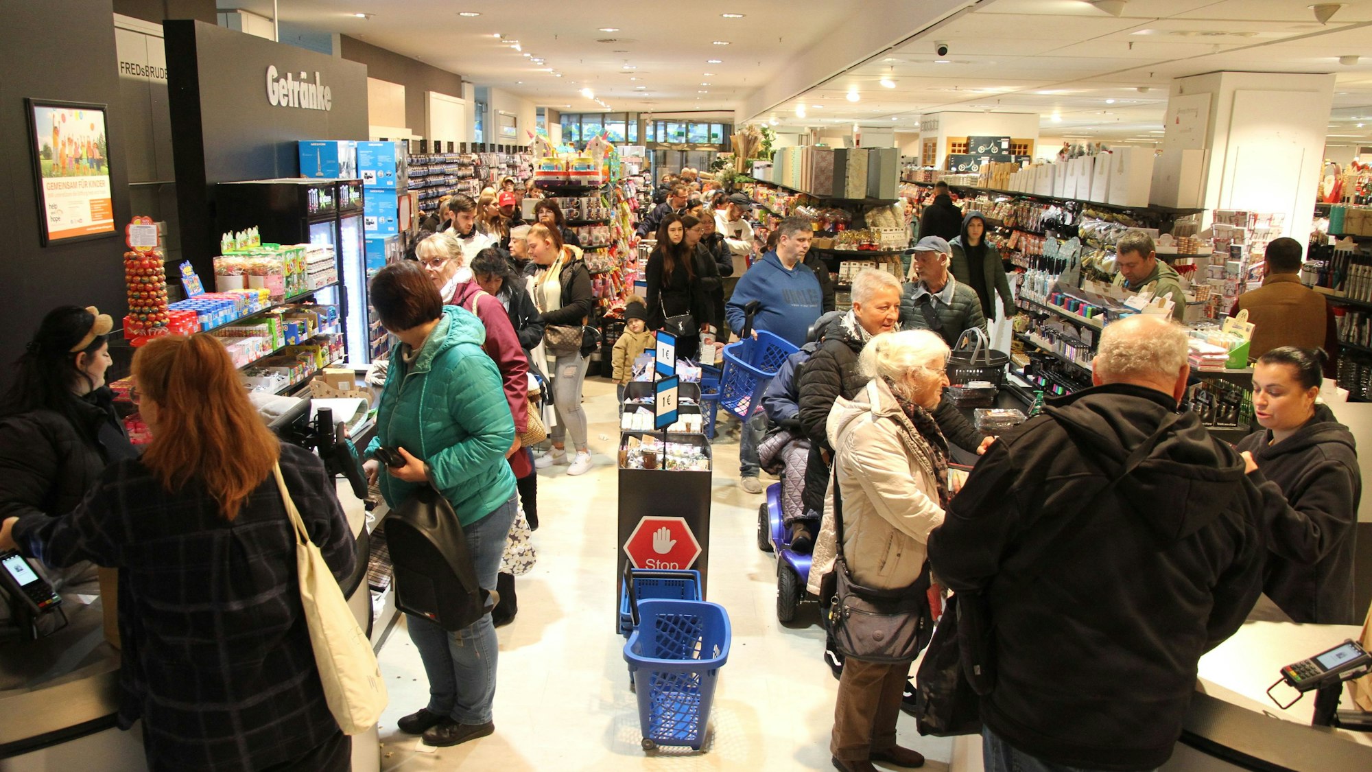 Kunden in einem Non-Food-Discounter