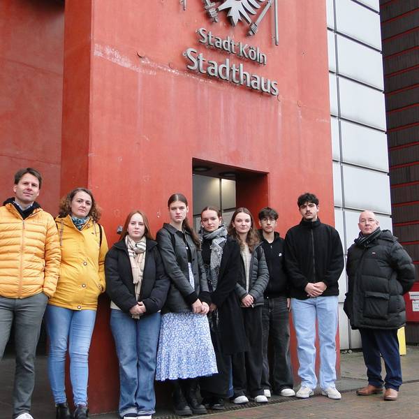 Die Pflegschaftsvorsitzenden Philipp Meise und Melanie von Vegesack (links) sowie SChulleiter Niels Menge (ganz rechts) hatten die SV-Vertreter bei der Übergabe begleitet.