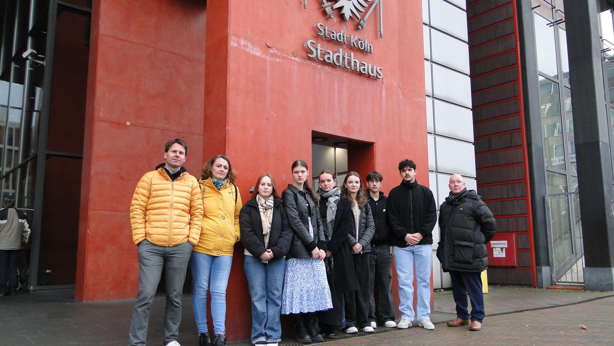 Die Pflegschaftsvorsitzenden Philipp Meise und Melanie von Vegesack (links) sowie SChulleiter Niels Menge (ganz rechts) hatten die SV-Vertreter bei der Übergabe begleitet.