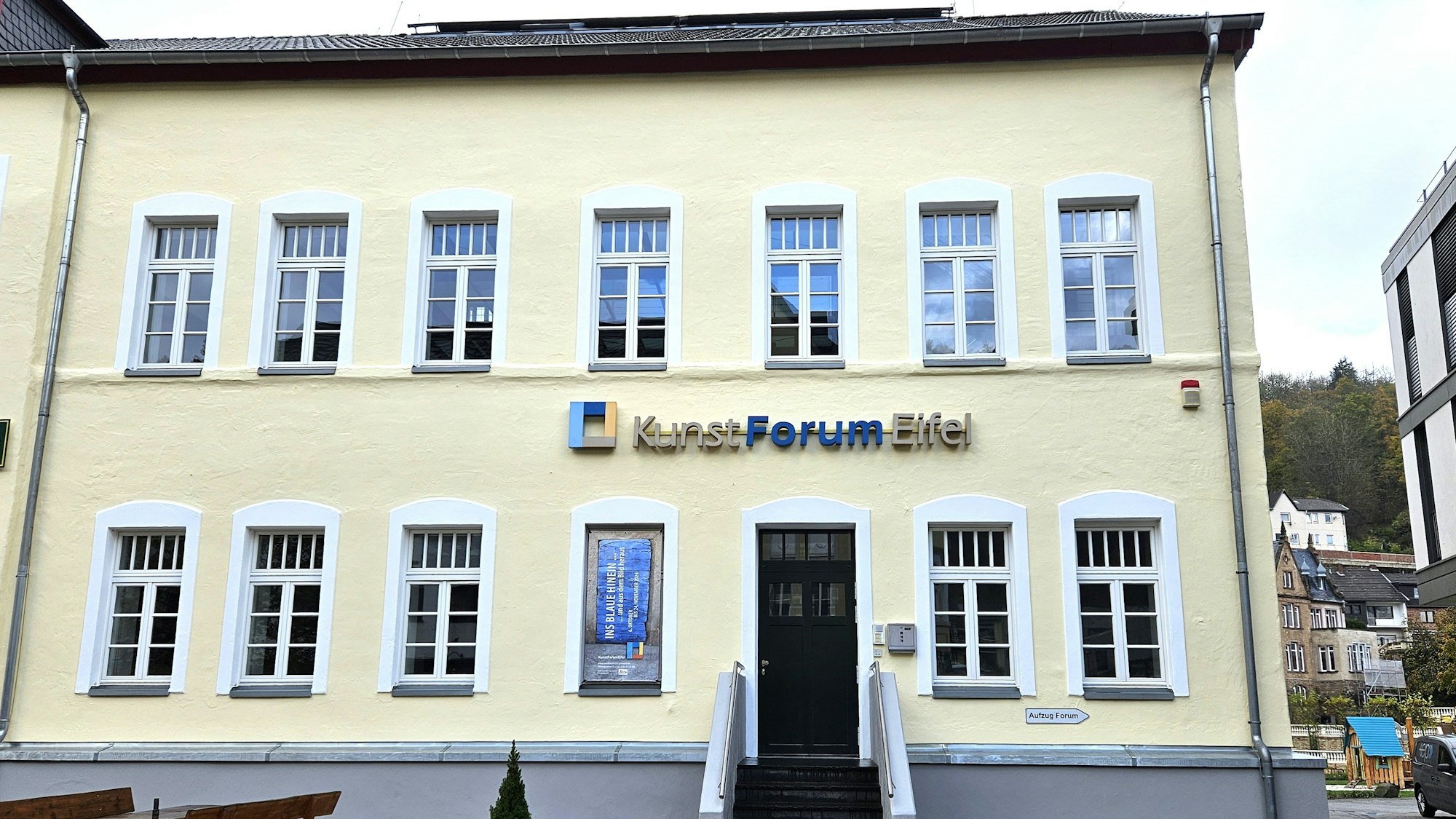 Blick auf das Kunstforum Gemünd.