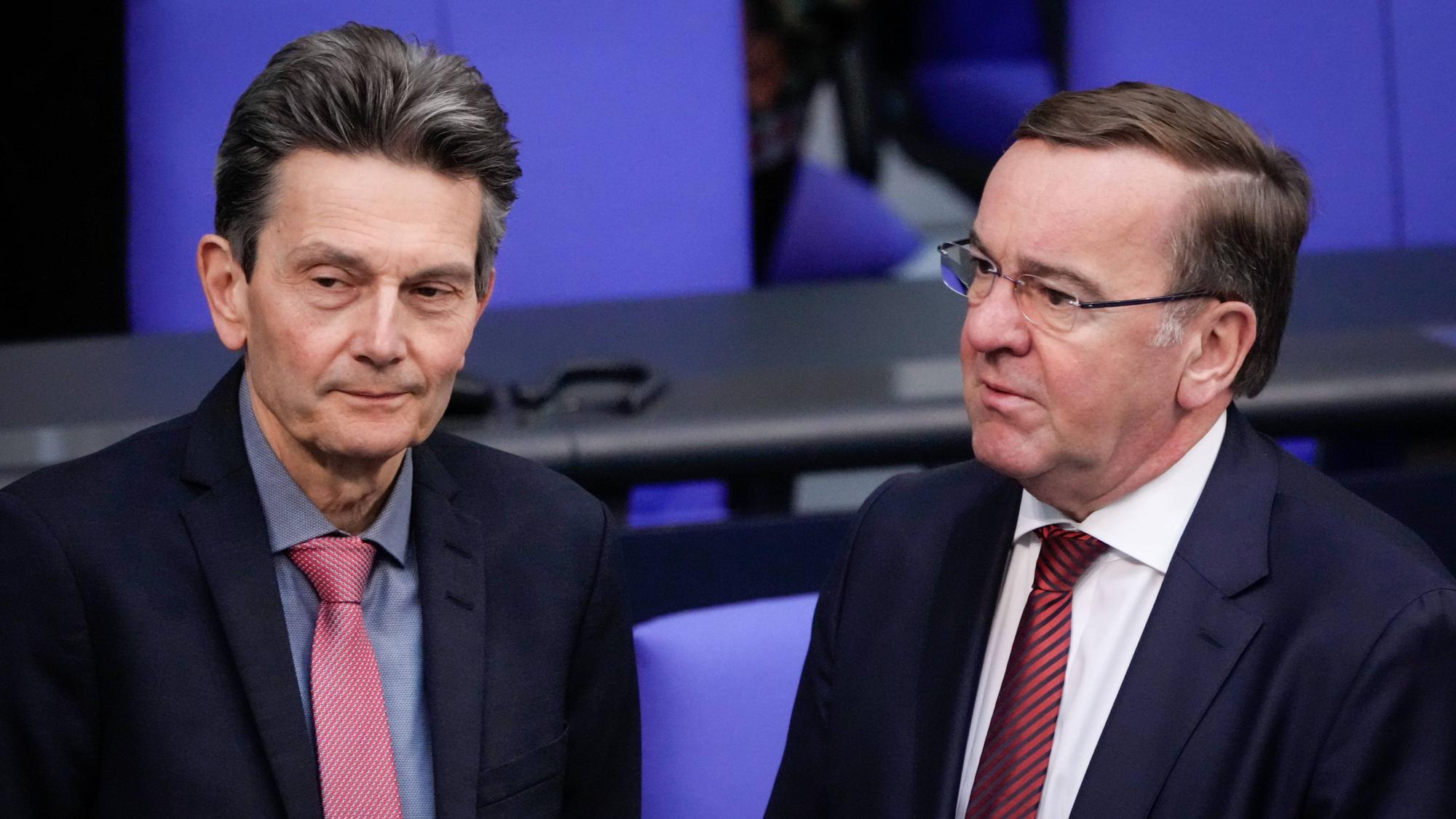 Trotz Bedenken bei Parteikollegen setzen SPD-Fraktionschef Rolf Mützenich (l.) und Verteidigungsminister Boris Pistorius auf Olaf Scholz als Kanzlerkandidat. (Archivbild)