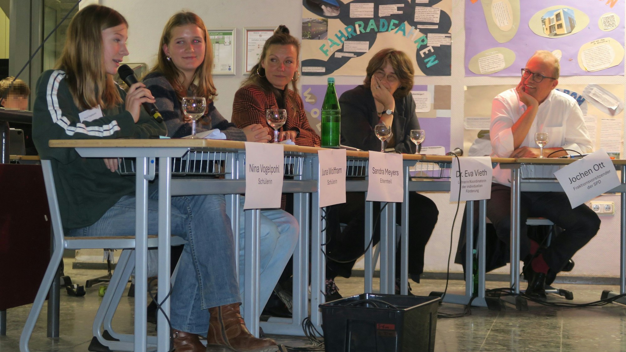 Die Neuntklässler konfrontierten Lehrer und Politiker sehr selbstbewusst mit ihren Problemen.