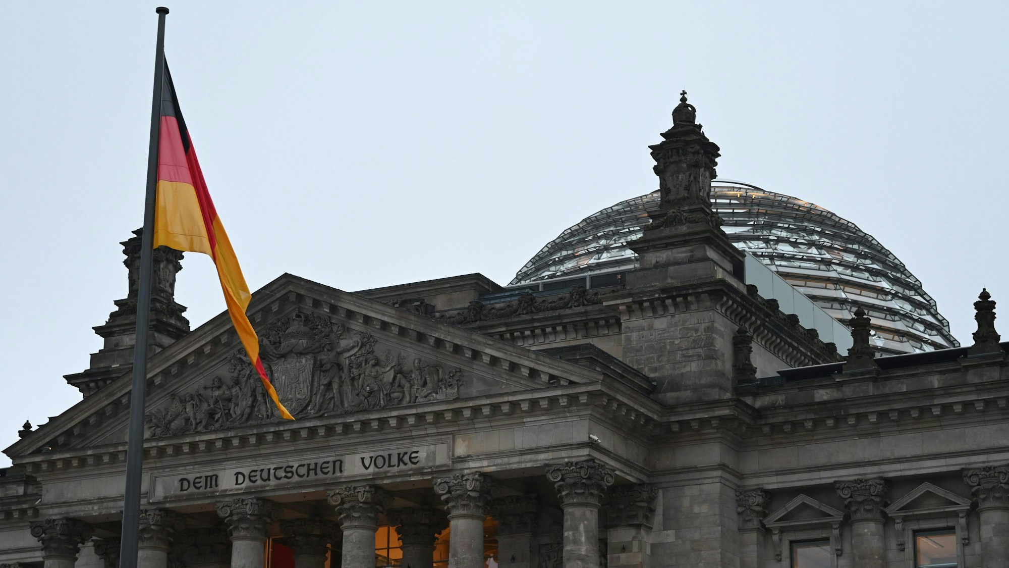 Regierung und Koalition einigten sich in Berlin auf einen Termin für die Neuwahlen. Doch die Bürger bewerten die Chancen der Kanzlerkandidaten sehr unterschiedlich. (Symbolbild)