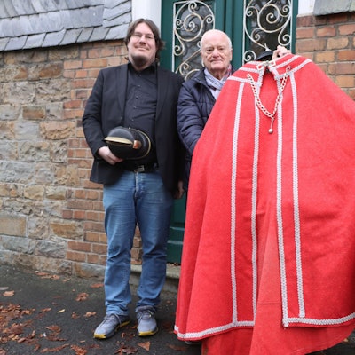 Der St.-Martins-Umgang von Jutta Gudat gehört nun dem Waldbröler Verkehrs- und Verschönerungsverein. Vorsitzender Carsten Becker (links) und Ehrenvorsitzender Reinhard Grüber freuen sich über diese Gabe.