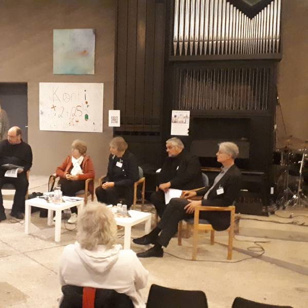 Debatte zum Kirchen-Erhalt
Pfarrerin Reinhild Widdig, Architekt Jörg Beste, Ex-Stadtkonservatorin Hiltrud Kier, Bezirksbürgermeisterin Diana Siebert, Ex-NRW-Landtagsvize Oliver Keymis und der frühere Erzdiözesan-Baumeister Martin Struck (v.l.) diskutierten mit den rund 90 Gästen.