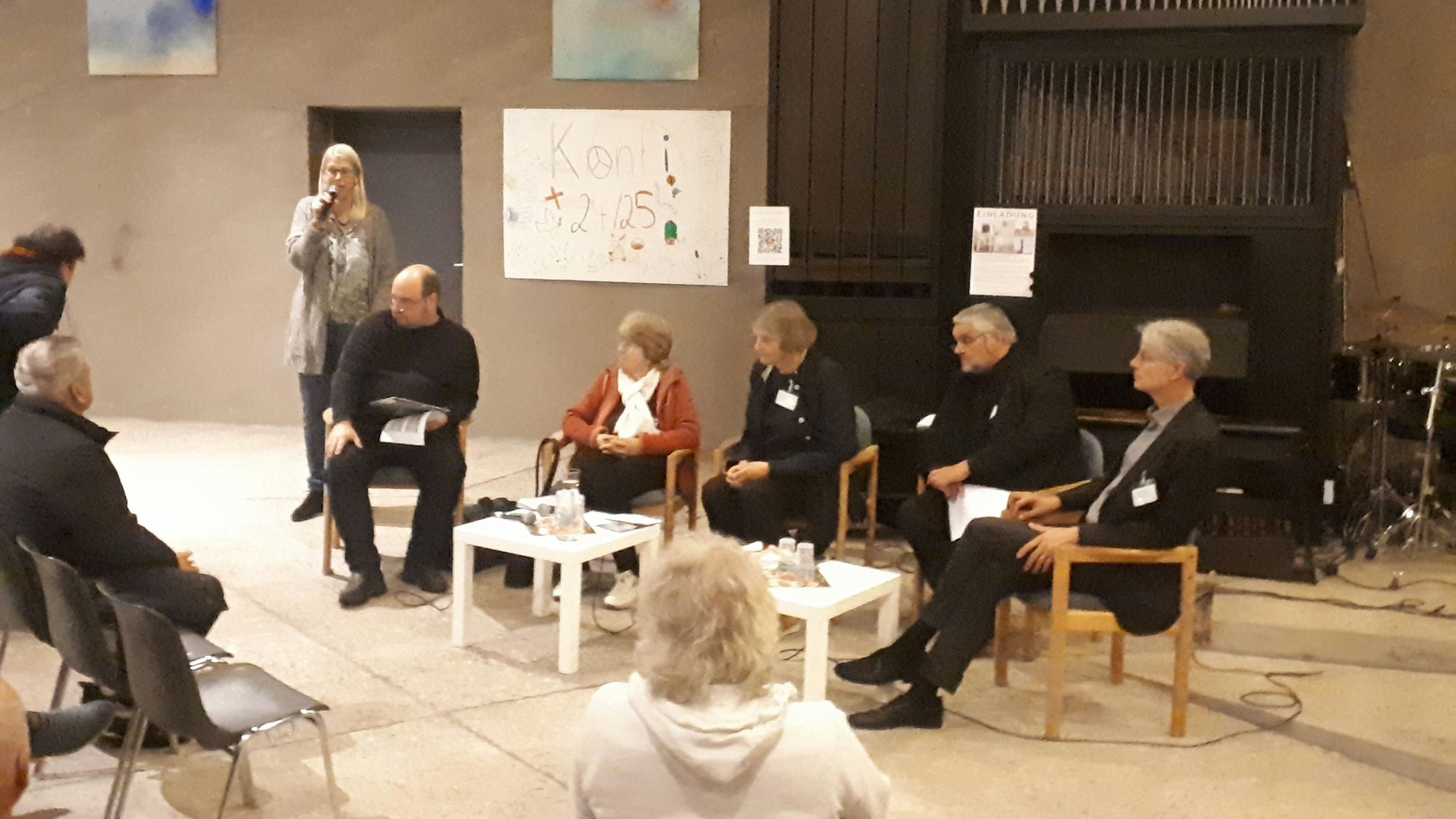 Debatte zum Kirchen-Erhalt
Pfarrerin Reinhild Widdig, Architekt Jörg Beste, Ex-Stadtkonservatorin Hiltrud Kier, Bezirksbürgermeisterin Diana Siebert, Ex-NRW-Landtagsvize Oliver Keymis und der frühere Erzdiözesan-Baumeister Martin Struck (v.l.) diskutierten mit den rund 90 Gästen.