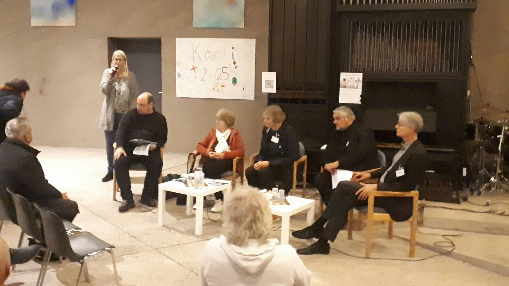 Debatte zum Kirchen-Erhalt
Pfarrerin Reinhild Widdig, Architekt Jörg Beste, Ex-Stadtkonservatorin Hiltrud Kier, Bezirksbürgermeisterin Diana Siebert, Ex-NRW-Landtagsvize Oliver Keymis und der frühere Erzdiözesan-Baumeister Martin Struck (v.l.) diskutierten mit den rund 90 Gästen.