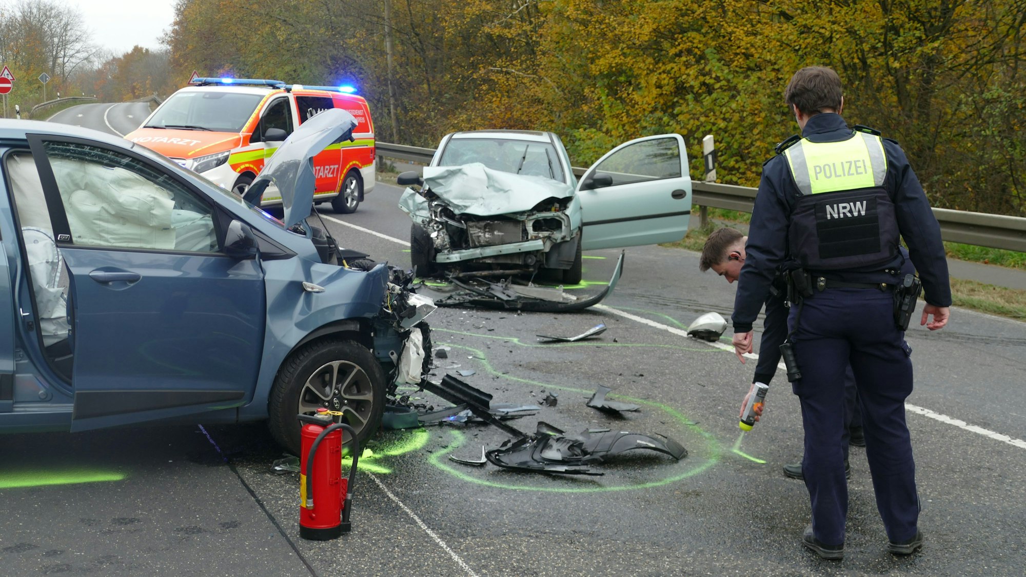 Polizisten bei der Unfallaufnahme auf der L261.