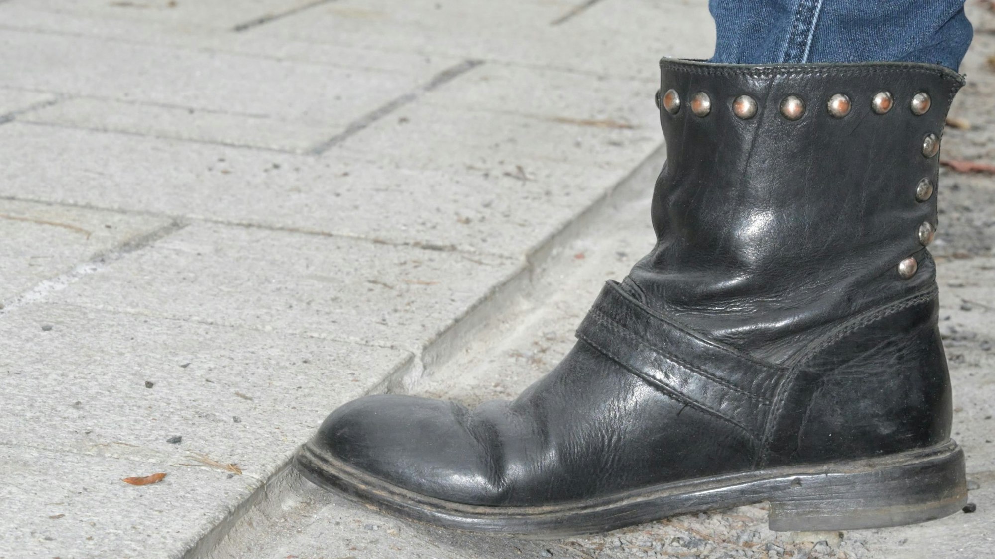 Das neue Pflaster in Bensberg hat etliche gefährliche Stolperfallen.