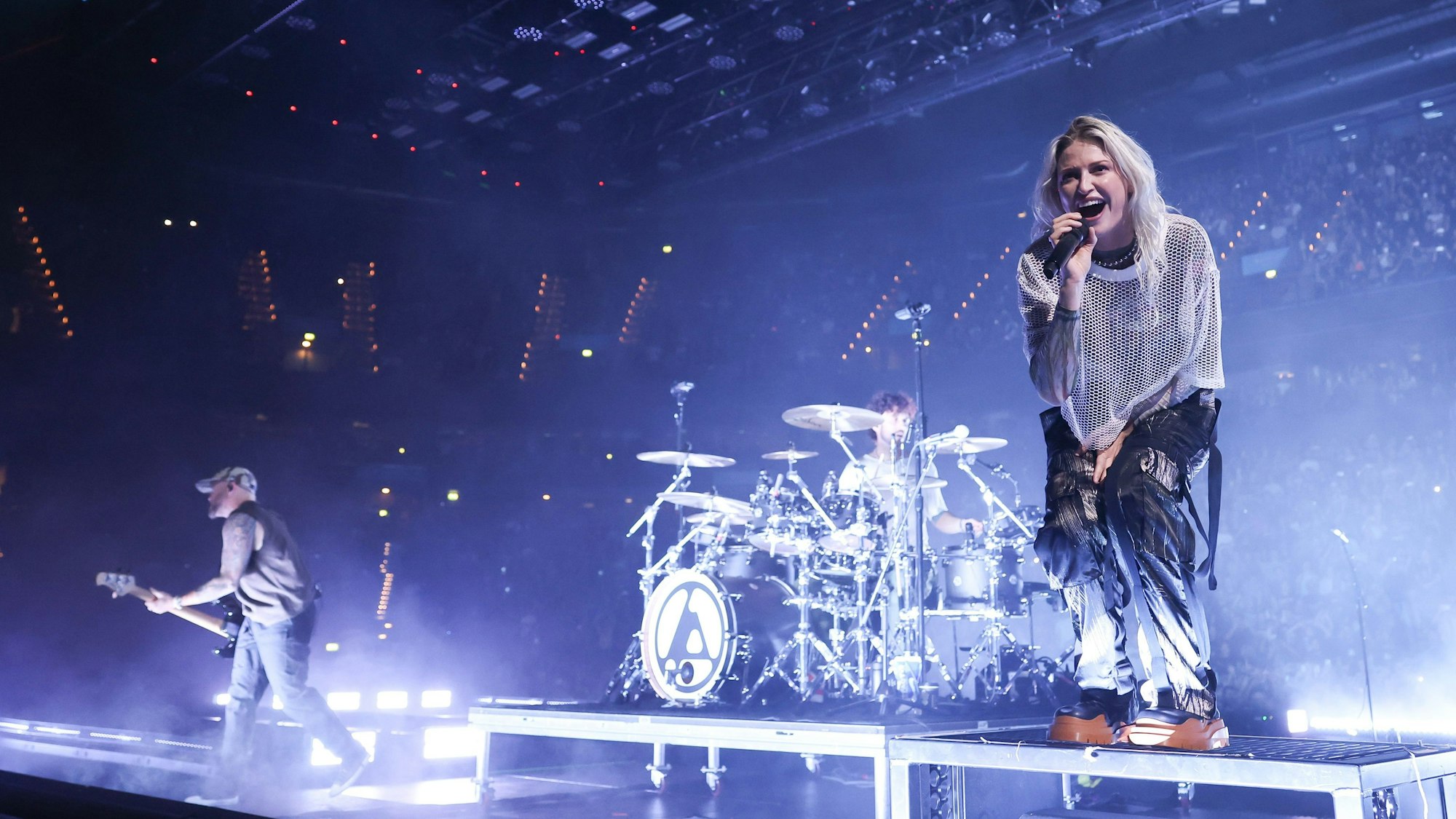 ARCHIV - 22.09.2024, Hamburg: Emily Armstrong (r-l), Colin Brittain und Dave Farrell von der US-Band Linkin Park bei ihrem Konzert in der Barclays Arena.