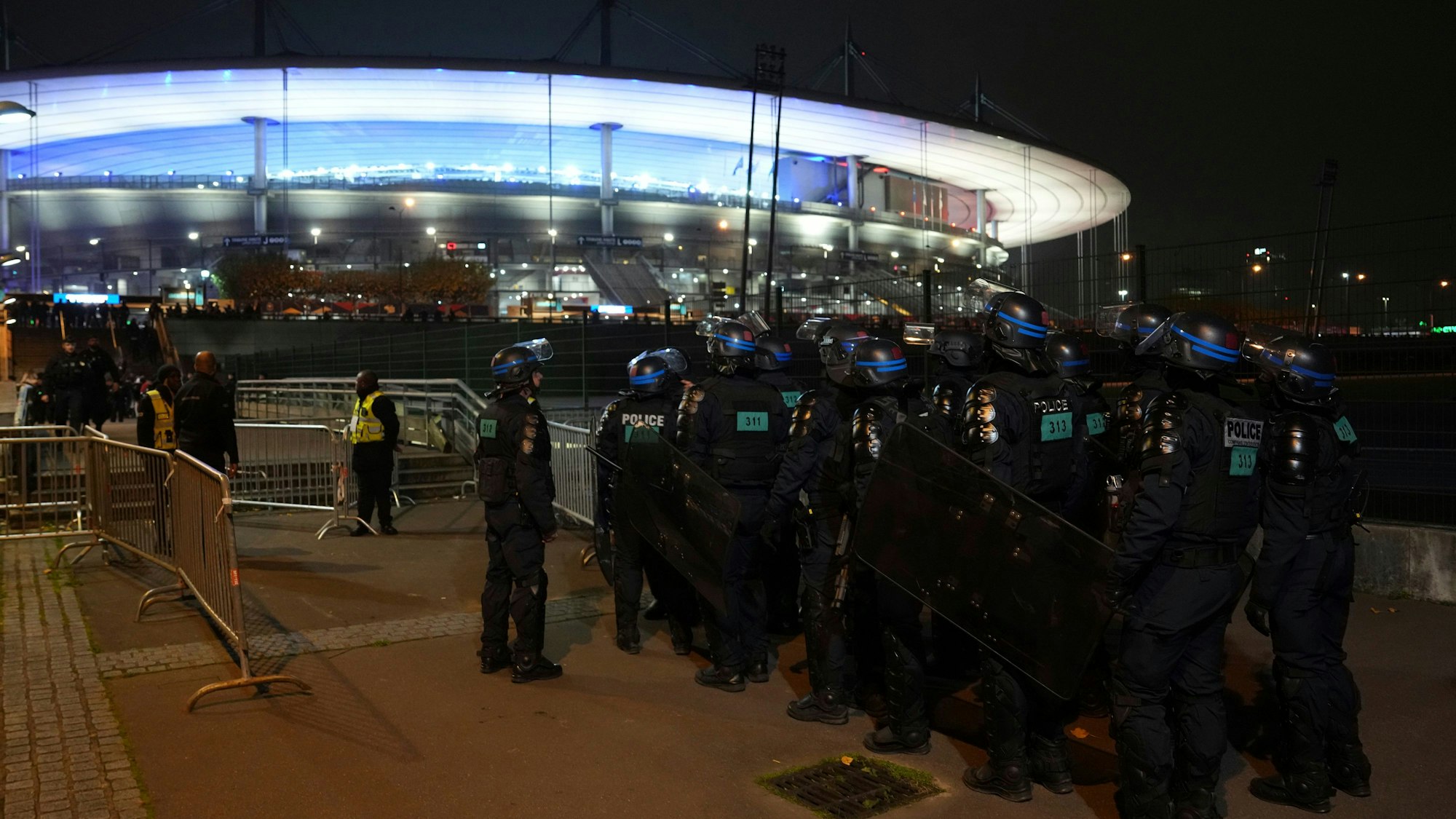 Polizisten gehen vor dem Stadion in Stellung.