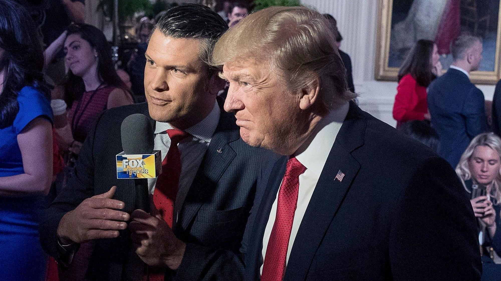Pete Hegseth (l.) zusammen mit Donald Trump. (Archivbild)