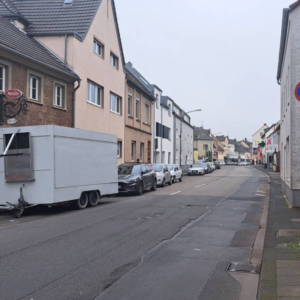 Berliner Straße mit schmalem Gehweg