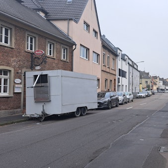 Berliner Straße mit schmalem Gehweg