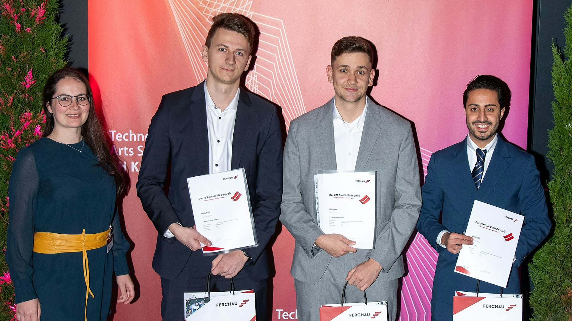 Dinah Lotte von Ferchau (links) überreichte die Förderpreise an (von links) Marcel Fischer (25, Lohmar) , Filipp Rosentahl (23, Gummersbach) und Ehsan Attar (29, Köln) vom Campus Gummersbach der TH Köln.