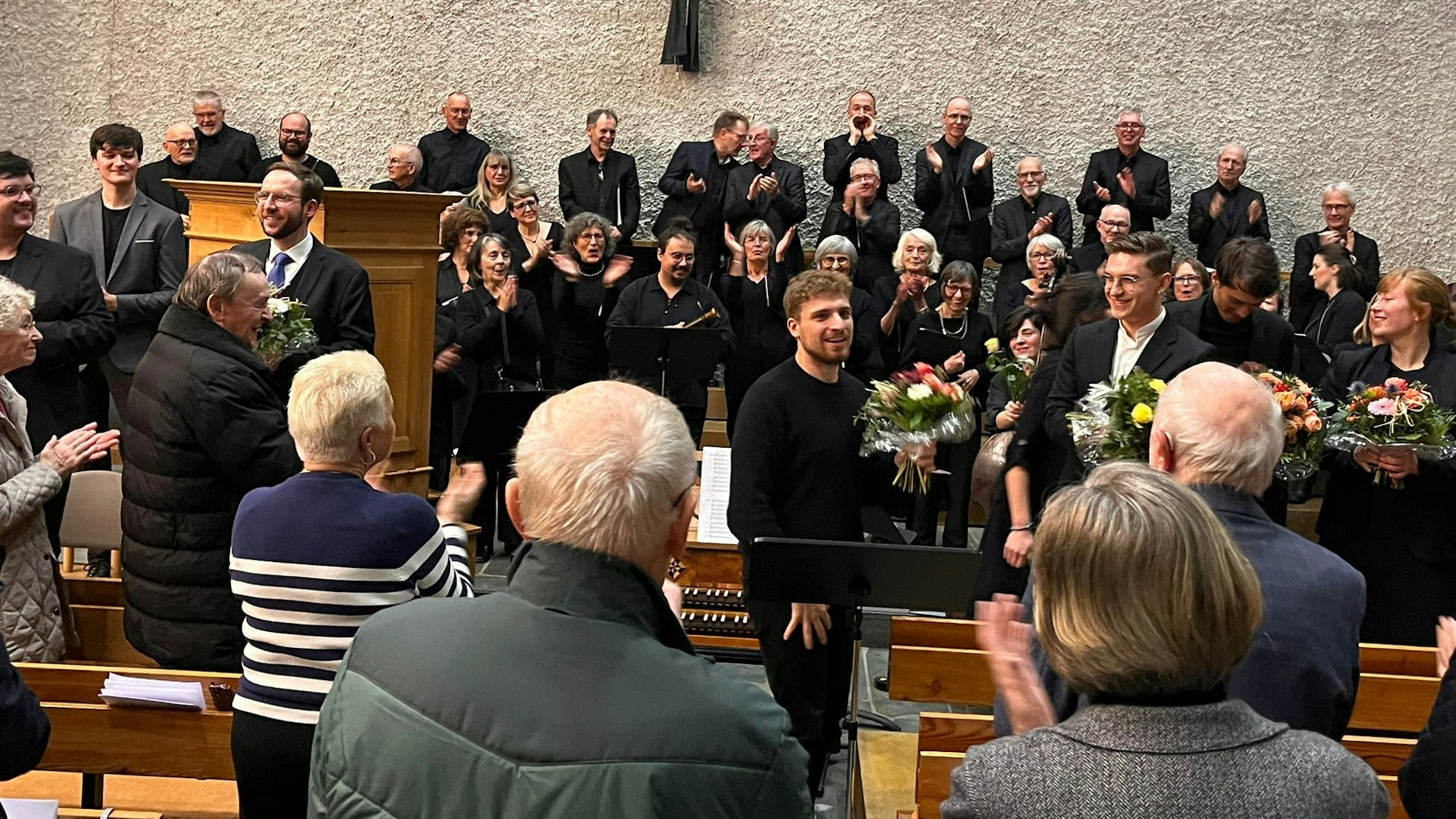 Anhaltender Applaus nach einer seelisch und musikalisch bewegenden Aufführung war der Dank für Kantor Leonard Klimpke (Mitte), die Lutherkantorei und Gastmusiker.