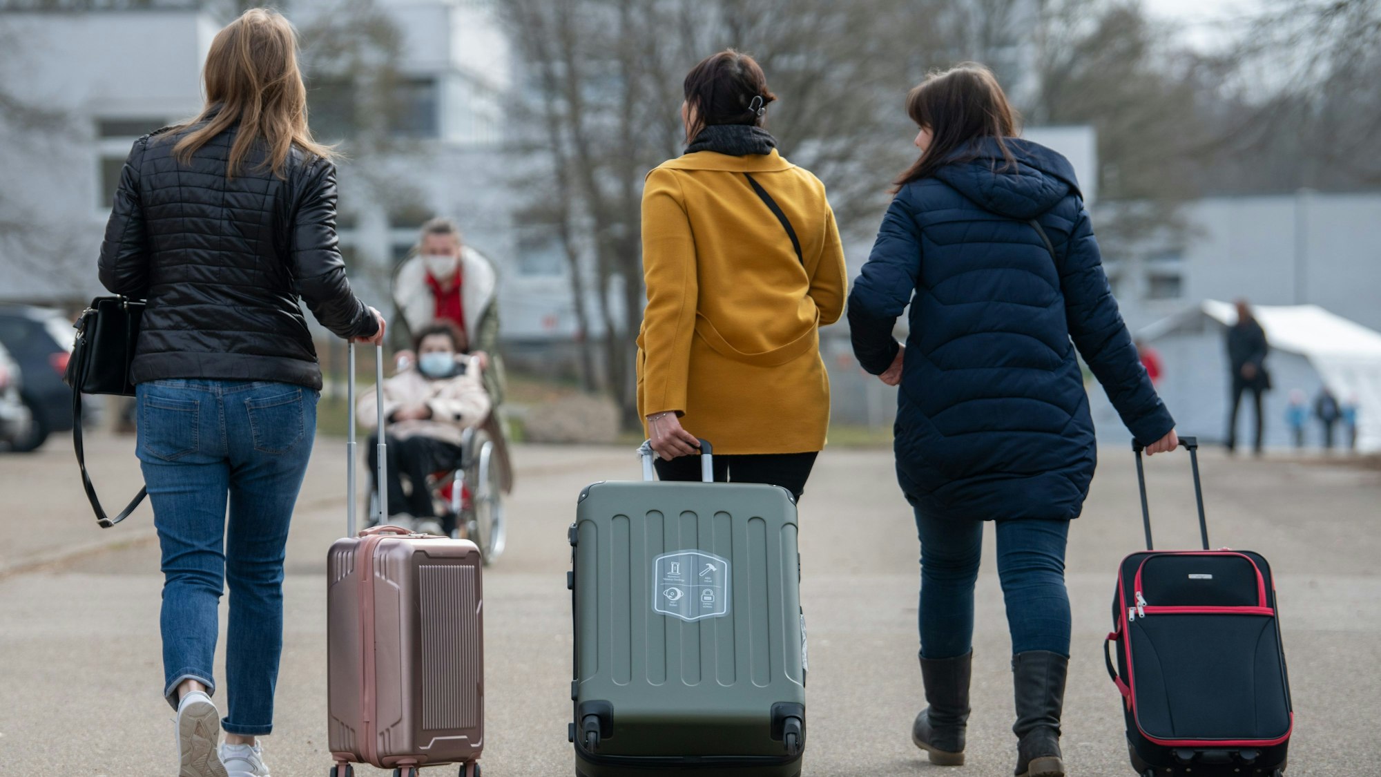 ARCHIV - 18.03.2022, Baden-Württemberg, Ellwangen: Drei aus der Ukraine stammende Frauen gehen in der Landeserstaufnahmestelle für Flüchtlinge (LEA) zu ihrem Quartier. (Symbolbild)