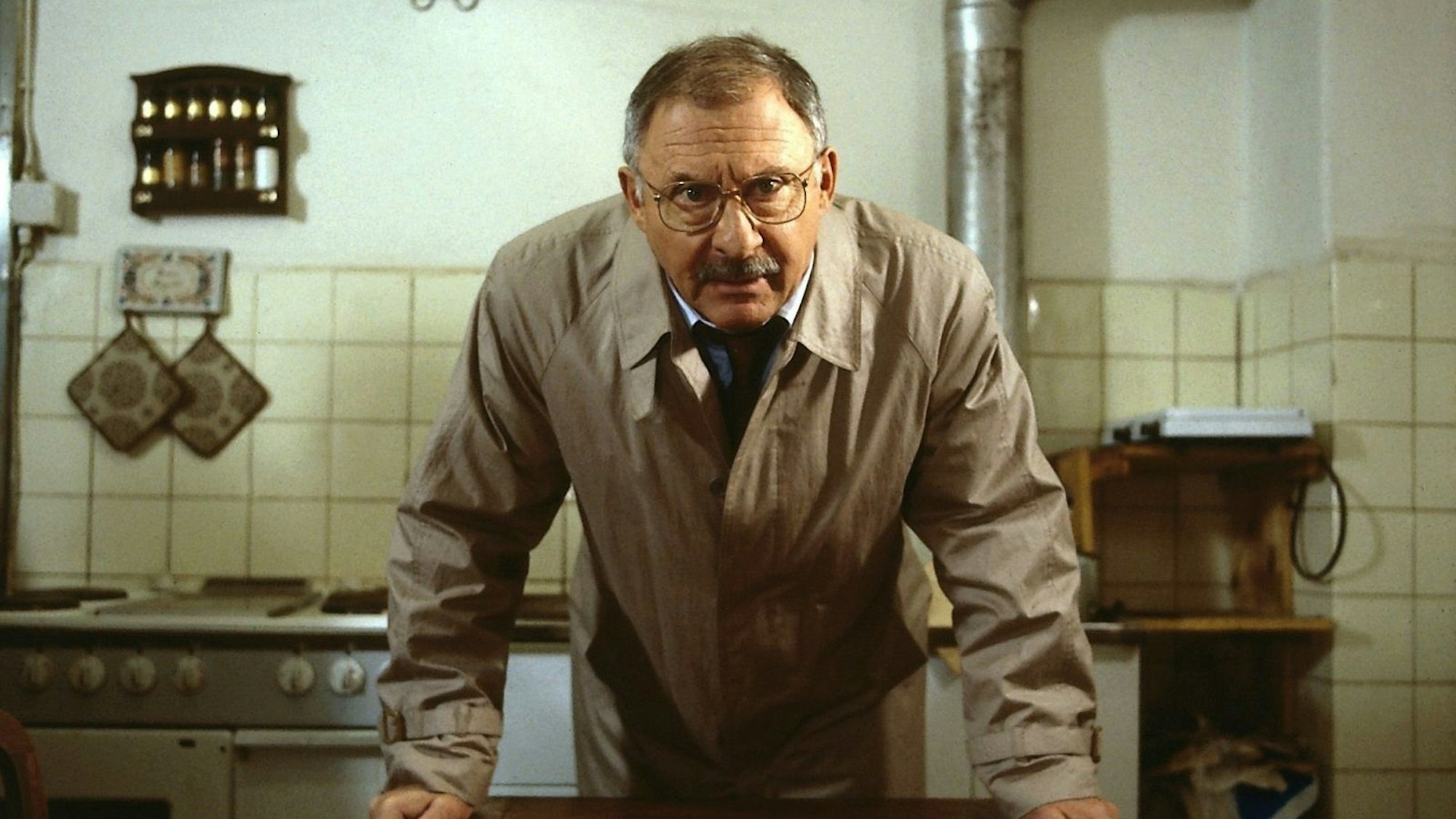 So sah er einst aus: Kommissar Leo Kress (Rolf Schimpf) bei sich bei seinem ersten „Der Alte“-Fall 1986.