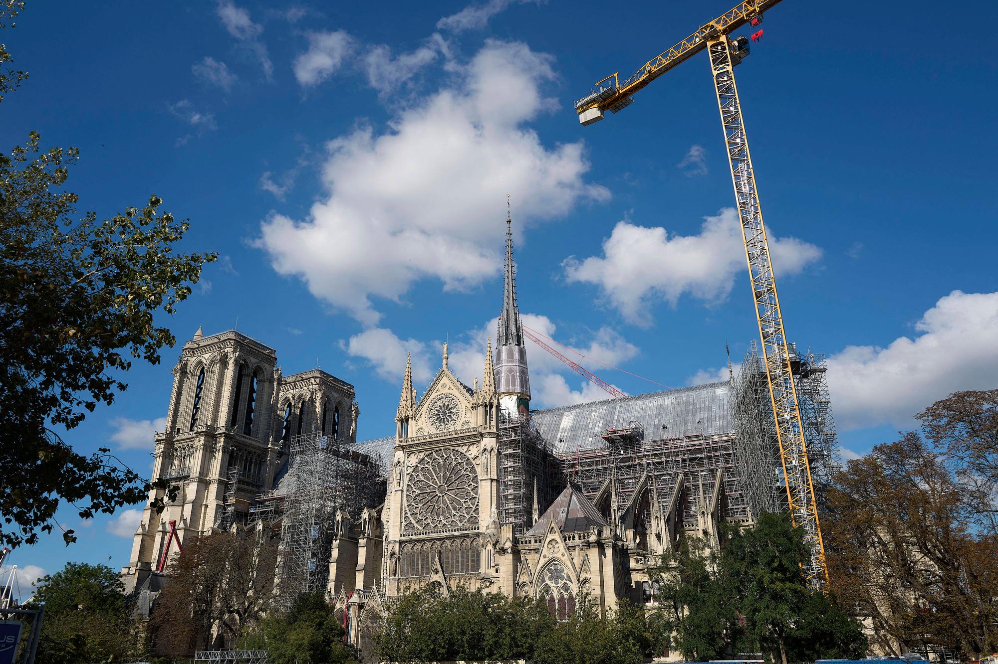 Nach dem Brand vor fünf Jahren steht die bekannte Kathedrale Notre-Dame de Paris noch in Gerüsten. In drei Wochen soll sie wiedereröffnet werden.