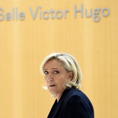 Marine Le Pen von der rechtsnationalen Partei Rassemblement National kommt in den Gerichtssaal. Die Staatsanwaltschaft fordert eine Haftstrafe für Le Pen. (Archivbild)