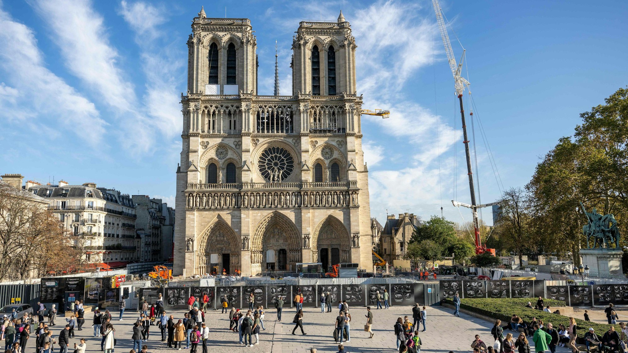 Menschen gehen vor der Kathedrale Notre-Dame de Paris.