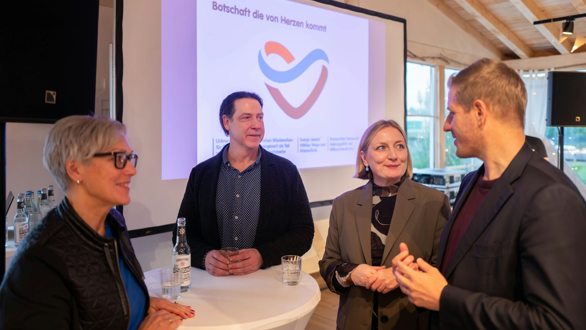 Das Bild zeigt Iris Poth, Geschäftsführerin der NET, Marketingexperte Tim Angermeier, Stephanie Fähnrich, ebenfalls Marketingexpertin, und Landrat Markus Ramers im Gespräch.