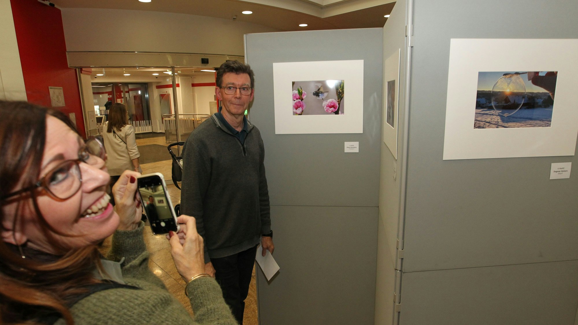 Klaus Steinberg an seinem Siegerfoto, seine Frau lichtet ihn ab.
