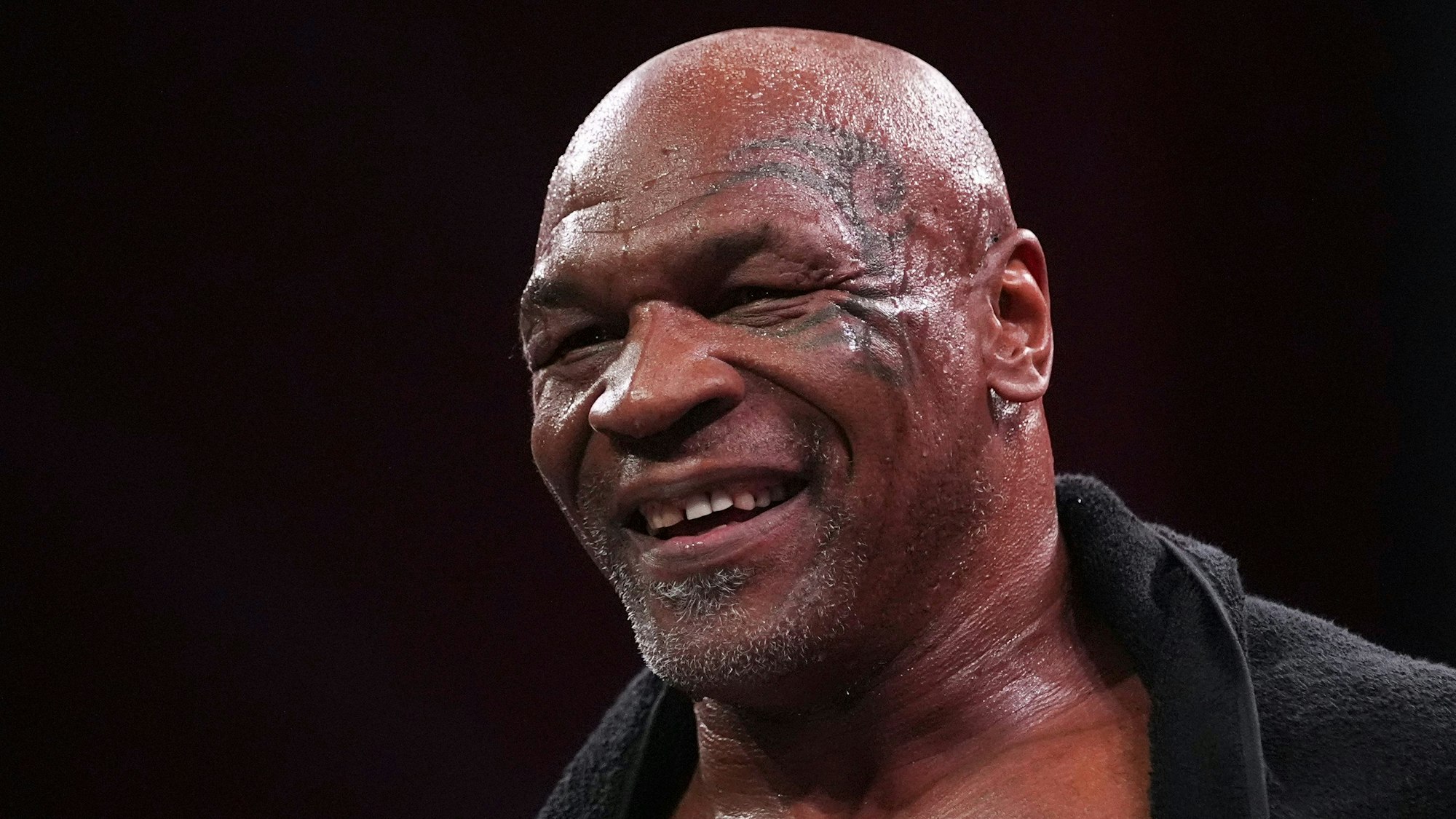 12.11.2024, USA, Irving: Mike Tyson reagiert nach dem Training vor seinem Boxkampf gegen Jake Paul. Foto: Julio Cortez/AP/dpa +++ dpa-Bildfunk +++